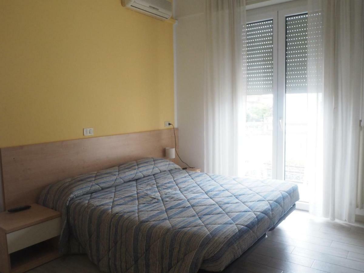 Doppel-/Zweibettzimmer mit Balkon